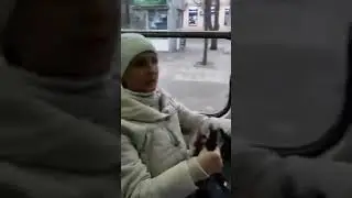 Водитель трамвая выгнал бабушку из за запаха