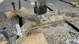 FREZERU Фрезерно-гравировальный станок с ЧПУ StoneTec 1325 обрабатывает медь латунь Мягкие сплавы