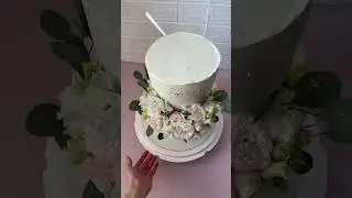Свадебный торт с живыми цветами #свадебныйторт #торт #свадьба #новокузнецк #капкейки