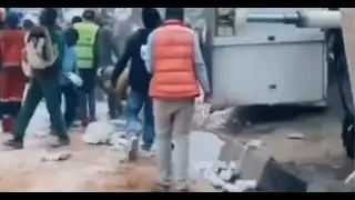 Passersby Invades Fallen Truck To Steal Goods