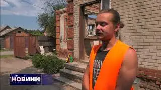 Добровольчий будівельний батальйон "Добробат" розбирає руїни приватного будинку