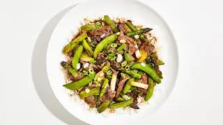 Жареный стейк с горохом и спаржей