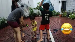 Kokoh Rahesya Mandi Hujan bareng Abang dan Ka Cantika