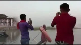 देखिए कैसे गिरा निर्माणाधीन पुल। जैसे किसी फिल्म का सीन हो