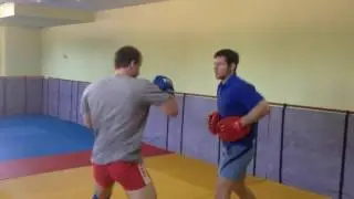 Отработка ударов на лапах 
