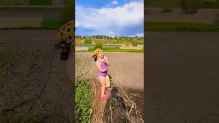 Бабушка мочит. Обливание с шланги