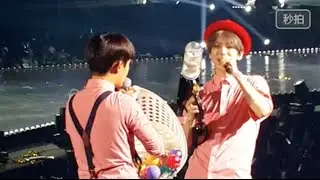 [Fancam] 150612 EXO Baekhyun & D.O. Cute Moment at Taipei Concert