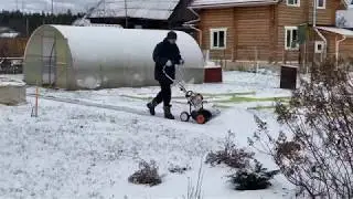 Современные инструменты для уборки снега в деревне 