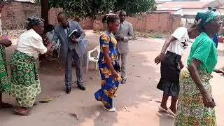 Frère Emmanuel Itali. Salutations après la réunion au Centre Missionnaire de Mwene-Ditu.