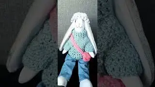 Стильная Зайка ручной работы в вязаном свитере. Подарок для девочки на день рождения.