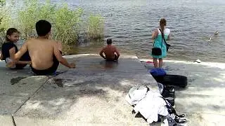 Катание на пластиковых бутылках на реке Волге. Riding on plastic bottles on the Volga river.