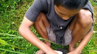 cah gendeng makan sajen