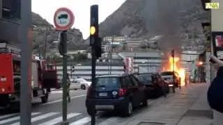 Incendi d'un cotxe al carrer de la Unió