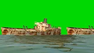 قارب قديم علي الشاطيء خلفية خضراء