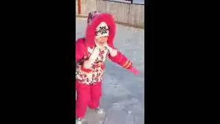Настя учится кататься на коньках(Nastya learning to skate)