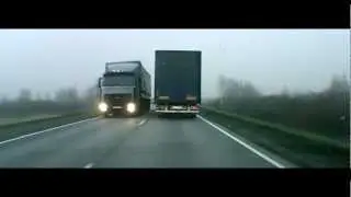 Как дальнобои помогают на трассе (полная версия)