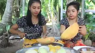 Dua janda desa memasak 2 buah melon di hutan