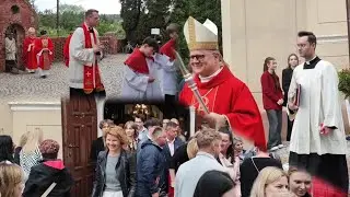 Sakrament Bierzmowania w Boluminku.Ksiądz Biskup Wiesław Andrzej Śmigiel 10.05.2024(przed kościołem)