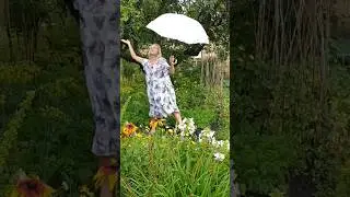 Танцы под дождём. #shorts #shortvideo #танцы #dance #тренды #рекомендации #дача #дождь #красота #fun