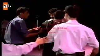 Müslüm Gürses konserinde sahneye atlayan hayran  hagdhahas
