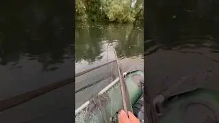 DRILLEN VANUIT DE BOOT OP DIEPE ZANDPUT!🎣 #shorts #carpfishing #karper