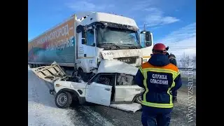 КамАЗ раздавил Жигули: В Ужасном ДТП в Саратове погибли три человека - 26.12.2021