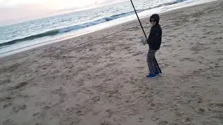 Baptiste prend son premier poisson.