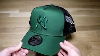 New Era League Essential A Frame New York Yankees Trucker Cap in Hooley/Black