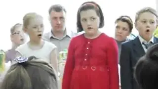 Забавная девочка которая не знает слова