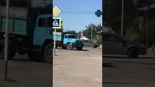 Зил-амур (едет на поле)