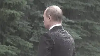 Путин 1 час стоит под дождем и слушает грустную музыку