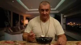 ЧЕРНУЮ  ИКРУ - ЛОЖКОЙ