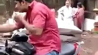 ये साहब गाड़ी खड़ी करके दारु खरीदने गए थे।
कौन सी गाड़ी ये भी देखो।