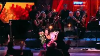 Филипп и Бедрос Киркоровы дарят цветы Анне Нетребко