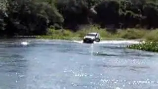toyota prado  cruzando el rio