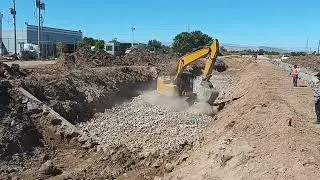 Excavadora trabajando en rehabilitación de un canal de riego