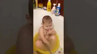 Тимур купается