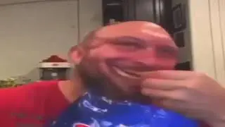 Мужик ест чипсы.mp4