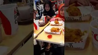 Ajak anak-anak makan biar pada senang
