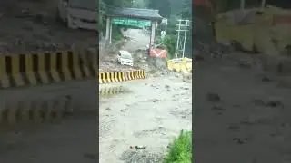 हिमाचल में बरसात चलते बह रहे है जमीन