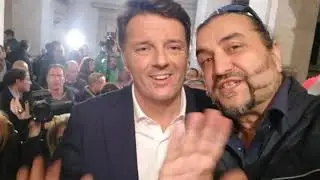 Matteo Renzi Saluta i fan col Salutatore