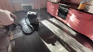 Чёрный пол на кухне.