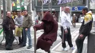 Wow!? Impossible FLYING man on magic stick, Fliegender Mönch in Frankfurt (1080p HD)