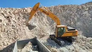 working process of the SDLG excavator. Loading mountain skit.