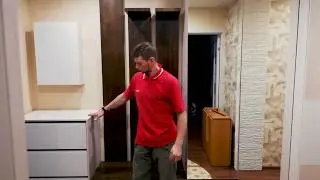 Обзор большой прихожей в длинном коридоре.