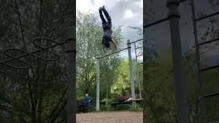 Чуть не сломал турник об спину 