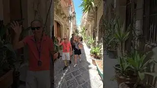 Shiny Happy Sicily Lovers in Ortigia! Join our Tour! www.bestthingstodoinsicily.com.#sicily