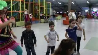 Дети танцуют с Лисой Алисой