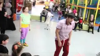 Классно танцует ))
