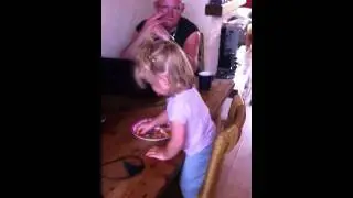 Lotje aan het eten
